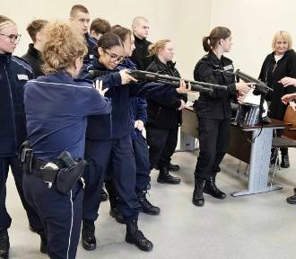 Uczniowie klas mundurowych ZS CKZ w Bujnach poznawali zasady posługiwania się bronią