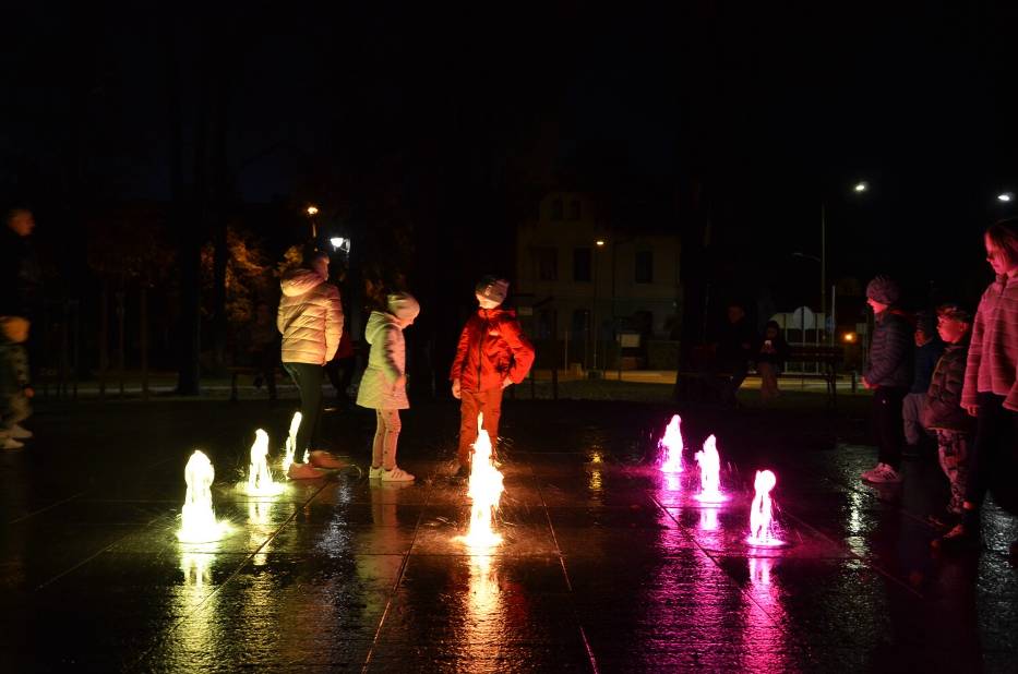 Kolorowa fontanna w Parku Miłośników Dzierżoniowa nocą. 