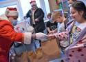 Inowrocław. Mikołaj odwiedził dzieci, które przebywają w inowrocławskim szpitalu. Przyniósł im paczki ze słodyczami. Zdjęcia