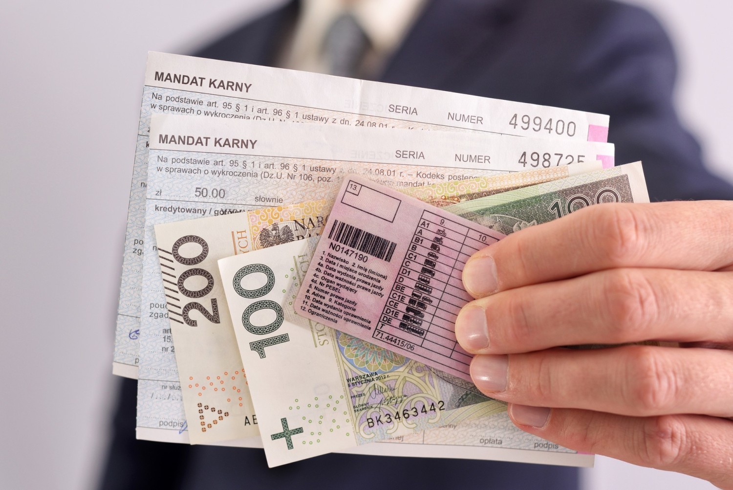 Kody na prawie jazdy - czy wiesz co oznaczają? Lepiej ich nie ignorować, bo kontrola drogowa może się dla nas źle skończyć, jeśli mamy jakieś liczby na rewersie prawa jazdy!Zobacz na kolejnym slajdzie >>>>