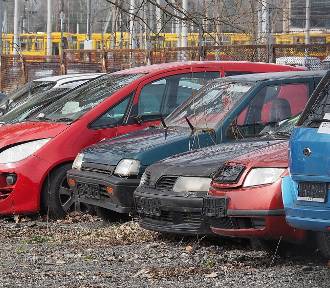 Zrobią im przed domami parking wraków! Mieszkańcy protestują