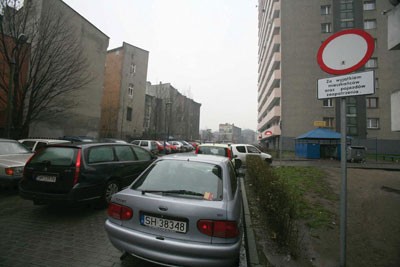 Zatłoczone parkingi irytują mieszkańców osiedla