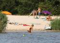 Dzika plaża naturystów w Swolszewicach nad Zalewem Sulejowskim jest bardzo popularna. Plaża nudystów nad Zalewem Sulejowskim