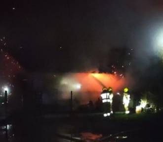 Pożar garażu i samochodu w Olesznej koło Łagiewnik. Omal co się dom nie spalił! 