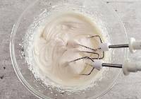 Jak zrobić krem z białej czekolady do dekoracji ciast? Zobacz najlepszy przepis