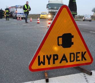 Wypadek na A1, dwie osoby ranne. Wcześniej policja rozdzielała kibiców