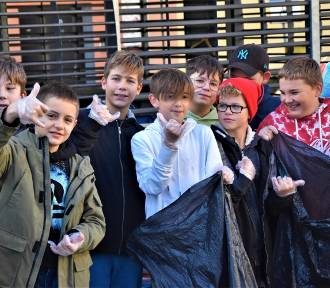 Sprzątanie Świata 2022 w Wejherowie. Uczniowie SP 6 zbierali śmieci | ZDJĘCIA