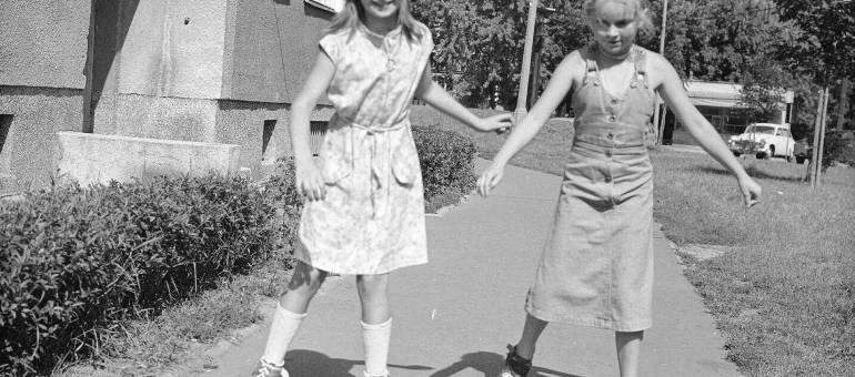Niezwykły świat dzieciństwa w PRL. Wrotki, trzepaki, tornistry. Zobacz stare zdjęcia