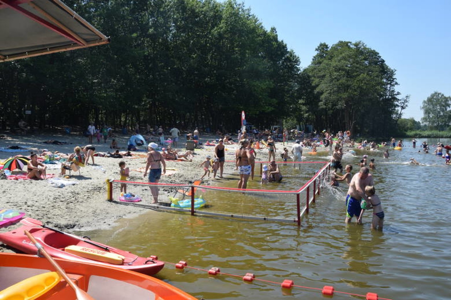 Co prawda do tej pory w wakacje pogoda nas nie rozpieszcza, ale mieszkańcy Żor i okolic każdą chwilę spędzają na kąpielisku Śmieszek
