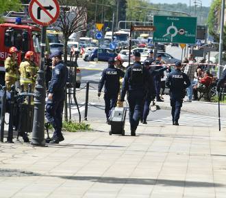 Duża akcja policji i straży w centrum Tarnowa. Zablokowana była ulica Krakowska