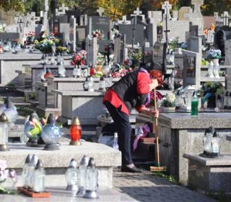 Porządki na cmentarzu przy ulicy Limanowskiego w Radomiu ZDJĘCIA