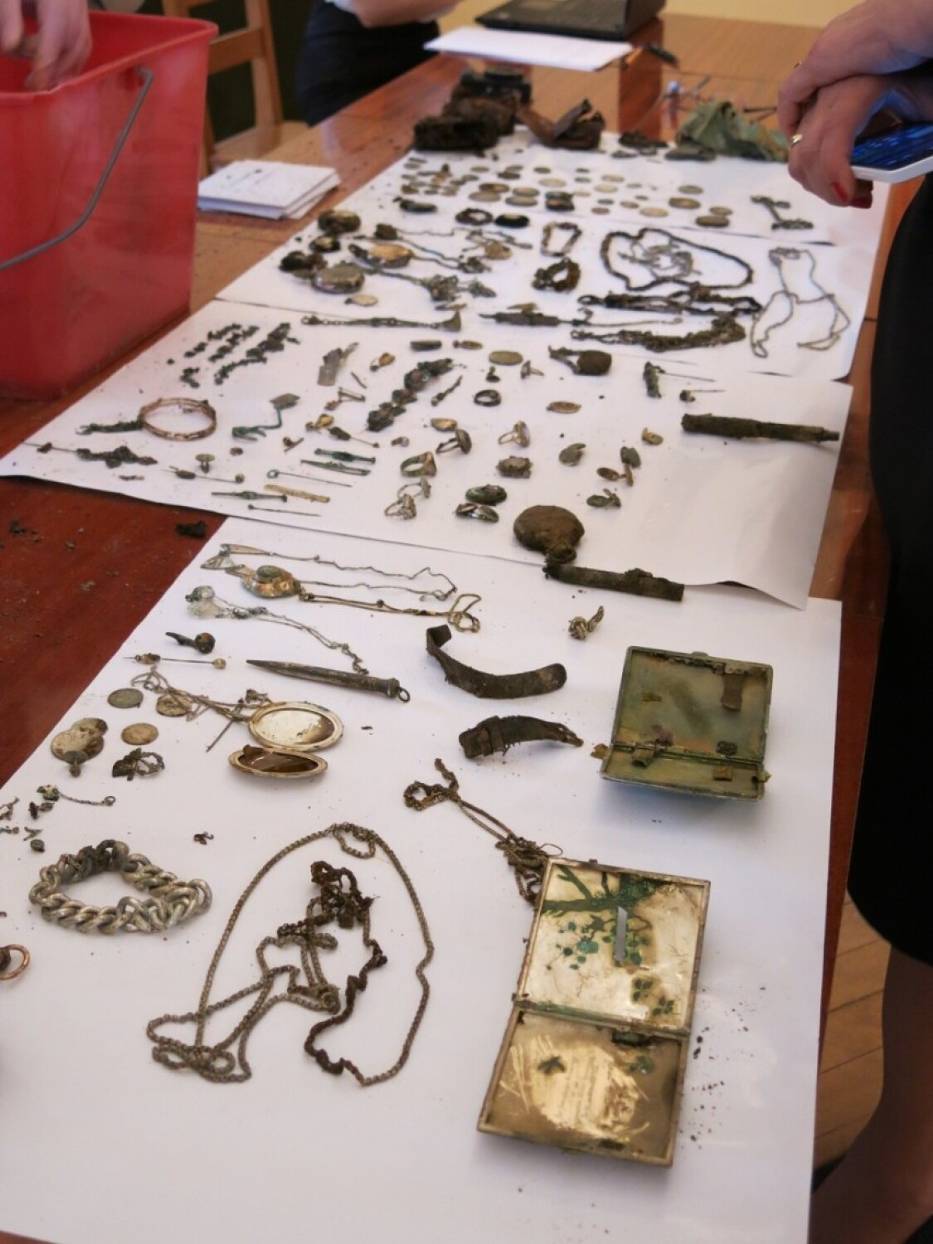 Skarb z Wałbrzycha ocalony podobnie jak skarb z Lubomierza. Takie poniemieckie znaleziska zazwyczaj trafiają w prywatne ręce