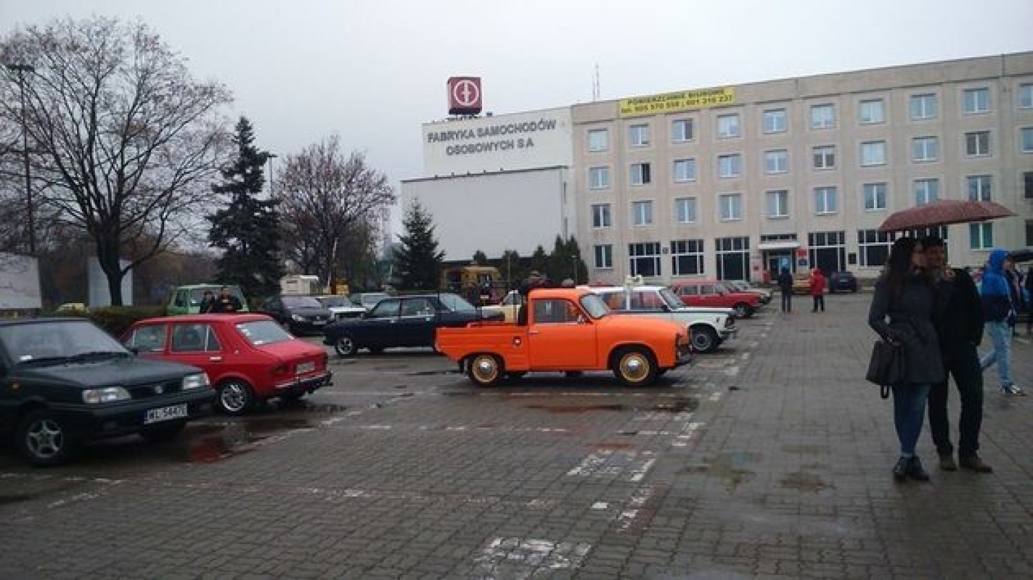 Foto: Jarosław Franciszek Furmaniak-> Pomarańczowa Syrena w wersji transportowej na tle biurowca głównego FSO