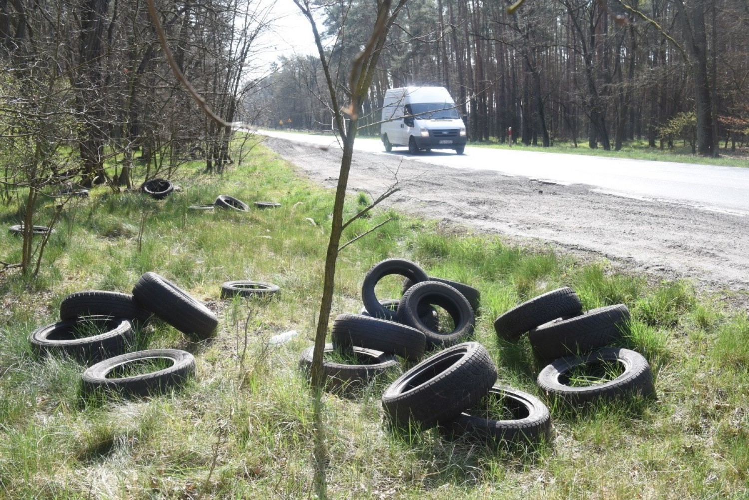 Opony wyrzucone pomiędzy Niedoradzem a Otyniem
