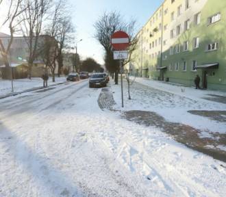 Zimowy krajobraz w Radomiu. Ulice i chodniki pokryte białym puchem [ZDJĘCIA]