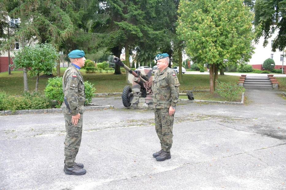 płk Tomasz  Biedziak  wręczył pierwszą służbową broń żołnierzom Dobrowolnej Zasadniczej Służby Wojskowej oraz Legii Akademickiej