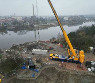 Gigantyczne mosty w Poznaniu pną się w górę! Pierwsze elementy już zamontowane