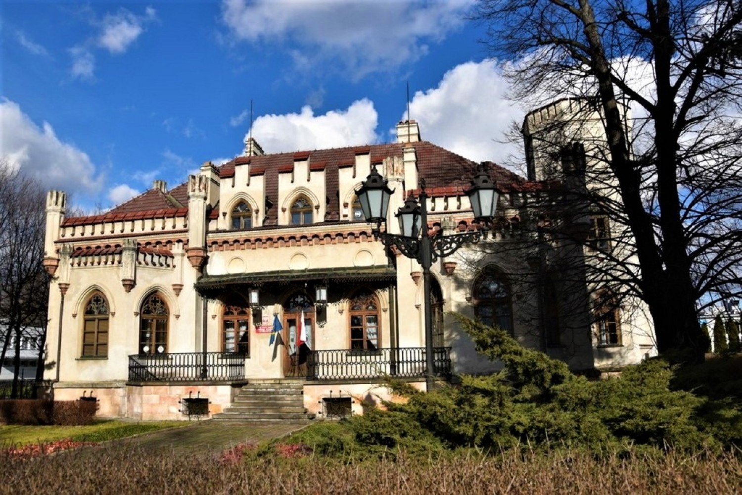 Piękna willa czy raczej pałacyk zbudowany prawdopodobnie dla Franciszka Nalepy, zarządcy lasów Sanguszków i jego brata rotmistrza Tomasza Nalepy Budynek powstał w stylu neogotyku romantycznego zwanego też angielskim