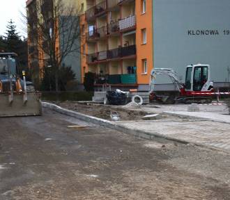 W Żaganiu trwa remont Sosnowej. Nie ma już słupów na środku chodnika!