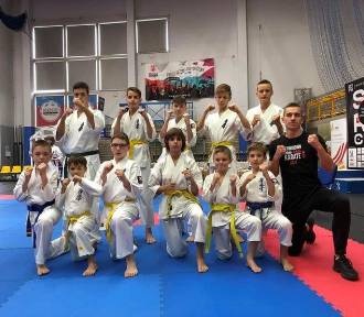 Osiem medali dąbrowskich karateków 