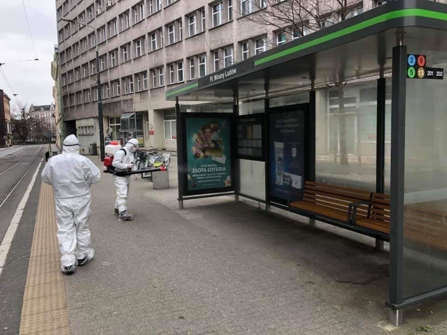 Strażacy ochotnicy odpowiedzieli na prośbę władz miasta i dezynfekują stolicę Wielkopolski