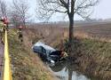 21-latek  volkswagenem wypadł z drogi, łamiąc barierki wpadł do rowu z wodą [zdjęcia