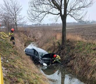 21-latek  volkswagenem wypadł z drogi, łamiąc barierki wpadł do rowu z wodą [zdjęcia