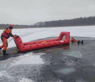 Strażacy podejmowali osobę, pod którą załamał się lód!