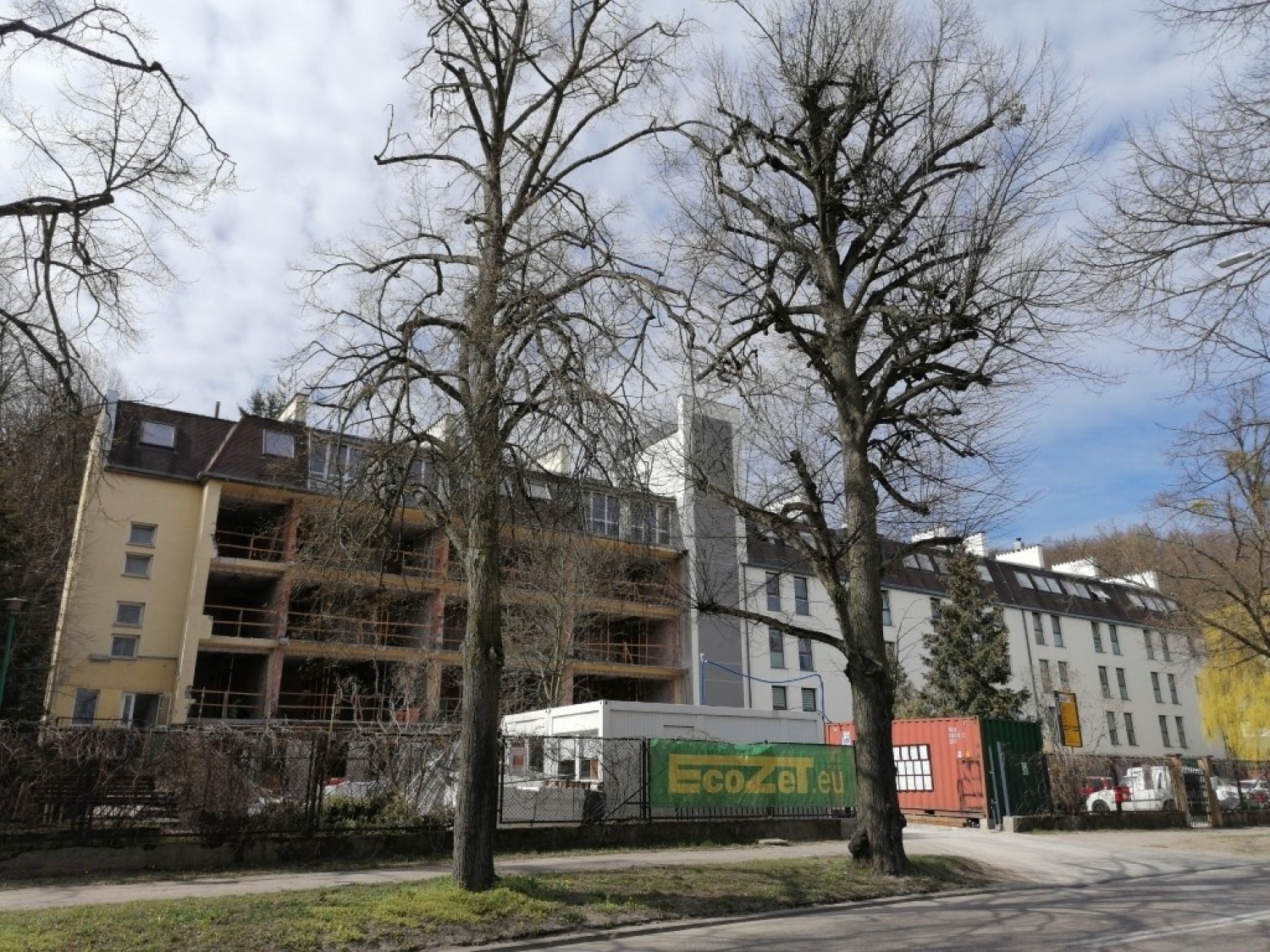 Aby uchronić pensjonariuszy i pracowników przed koronawirusem, DPS-y powinny być traktowane jak domy rodzinne, a pracownicy podzieleni na dwie zmiany - uważa szefowa DPS Polanki