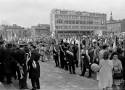 Tak w Chrzanowie w czasach PRL wyglądało święto pracy 1 maja. Pochody z transparentami wielbiącymi komunizm. Zobacz archiwalne zdjęcia 