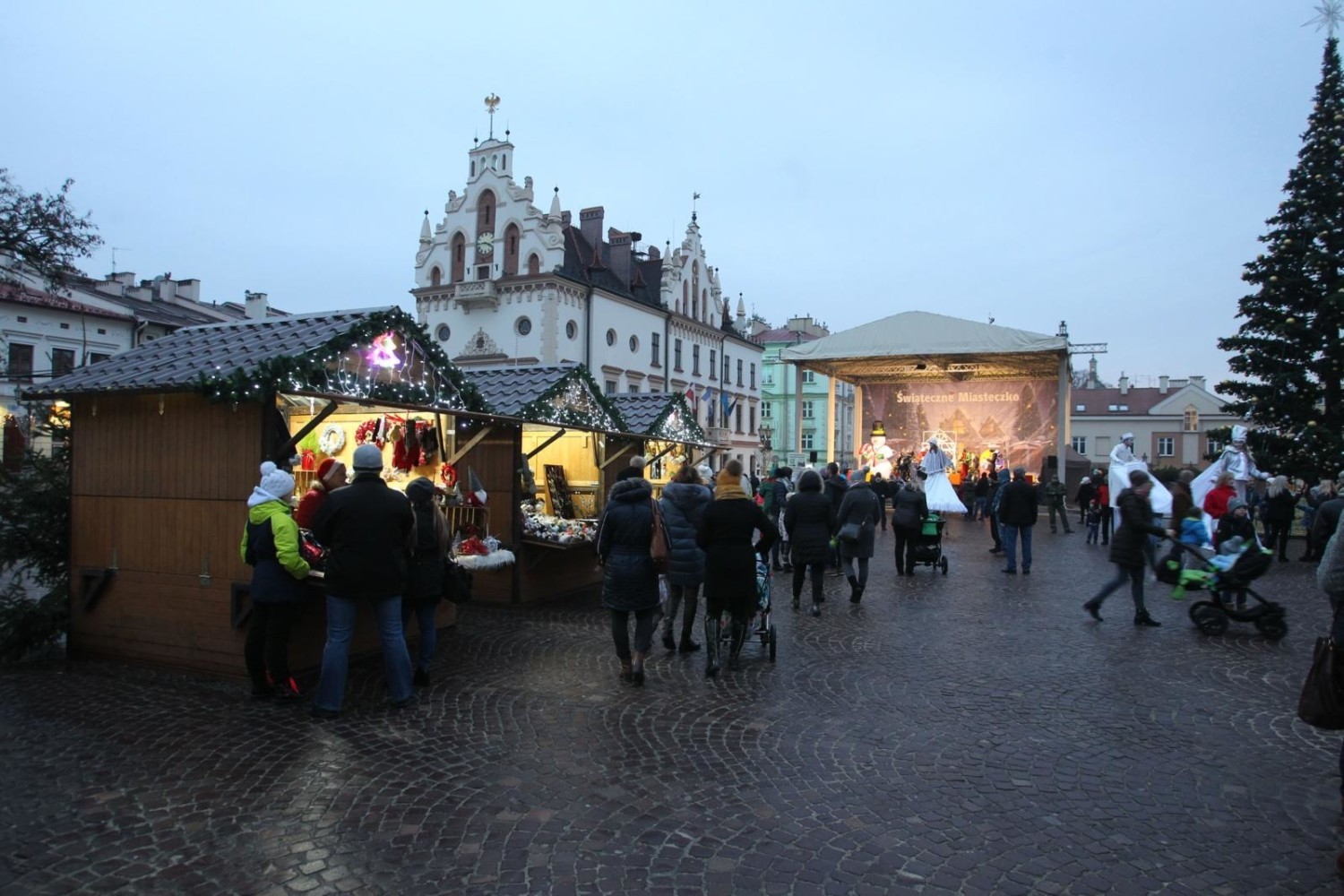 Świąteczne Miasteczko w Rzeszowie oficjalnie otwarto w sobotę