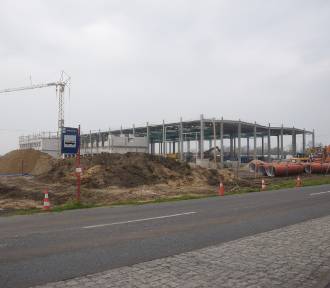Trwają prace przy budowie hali przemysłowo-magazynowej w Brzegu. Widać postępy
