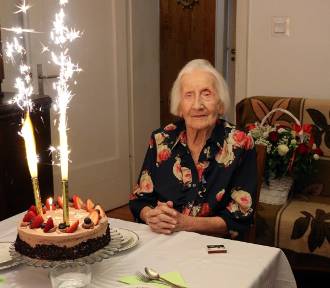 Pani Basia skończyła 104 lata i jest w świetnym humorze. Co opowiada przy torcie?