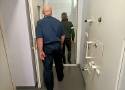 Poszukiwany i pijany 53-latek w Zakrzewie chciał przekupić policjantów 