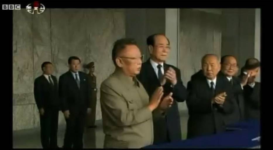 Kim Dzong Il w czasie parady z okazji 65-lecia Partii Pracy Korei