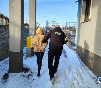 Na "dopłaty do paczki" oszukali prawie 800 osób w całej Polsce. Zatrzymano 21 osób