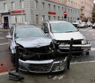 Wypadek w centrum Opola. 19-latek wymusił pierwszeństwo. Jedna osoba jest ranna