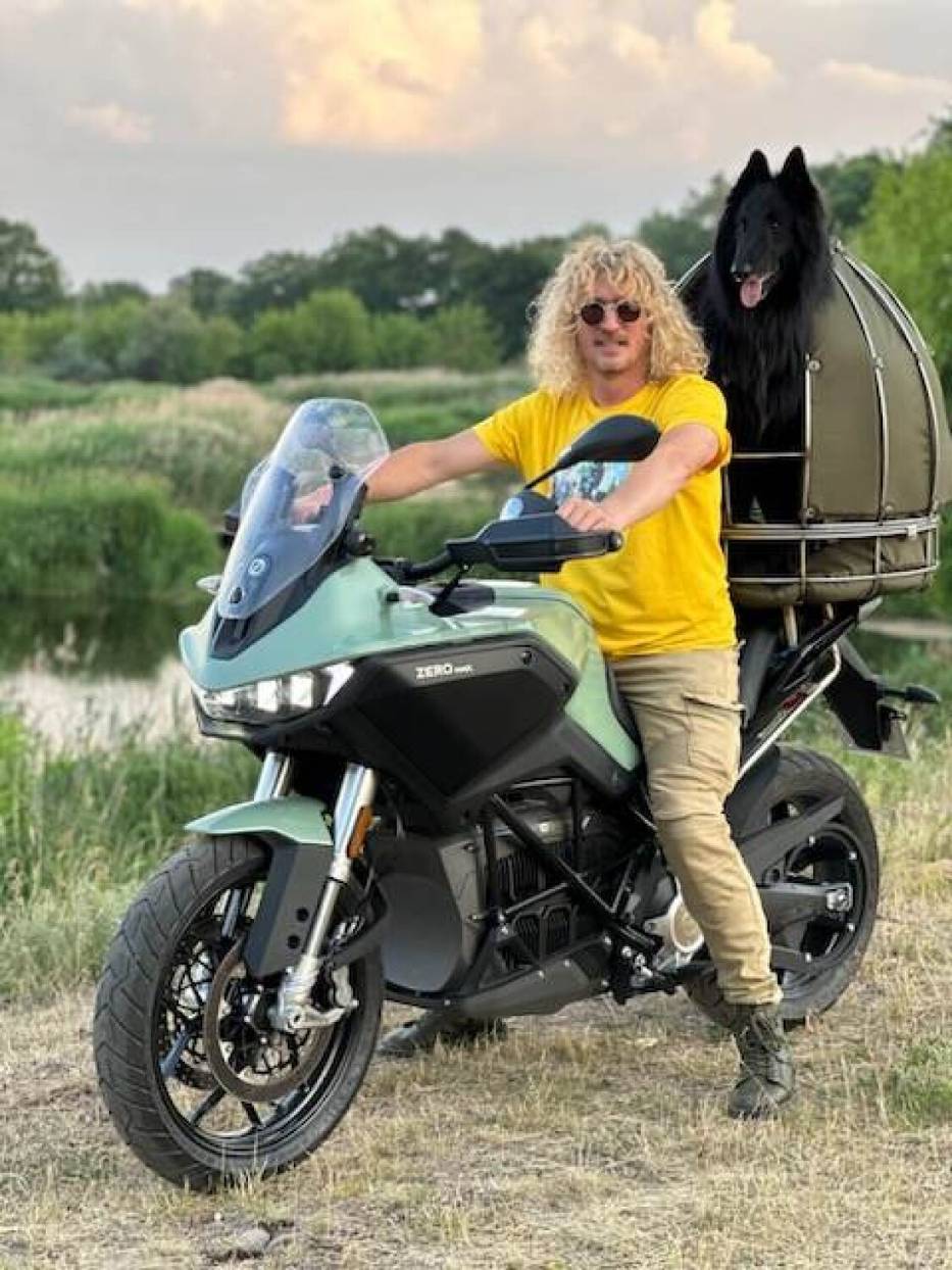 Duet śremskich podróżników nie zwalnia tempa! Jacek Borowski i pies Diego podróżują motocyklem elektrycznym przez Polskę 