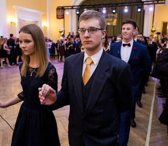 Studniówka 2018 w Liceum Gałczyńskiego w Otwocku. Przyszli maturzyści bawili się w szkole [ZDJĘCIA 