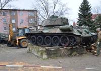 Demontaż sowieckiego czołgu T-34 w Sławnie. Zdjęcia