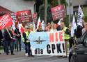 Protest w sprawie Kolei Dużych Prędkości w Łódzkiem. Co mówi wojewoda i Centralny Port Komunikacyjny po blokadzie drogi w Błaszkach? FOTO