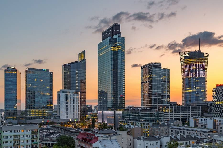Warsaw UNIT łączy w sobie ekologiczne rozwiązania oraz nietypowe rozwiązania architektoniczne, takie jak kinetyczna fasada „dragon skin” czy Skyfall Warsaw 