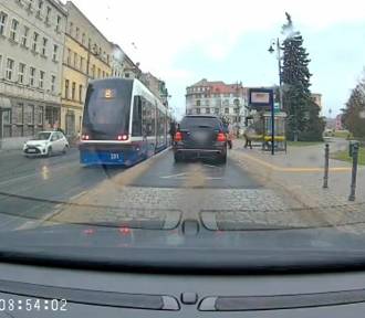 Niebezpieczna sytuacja w Bydgoszczy. Slalom między pasażerami na przystanku