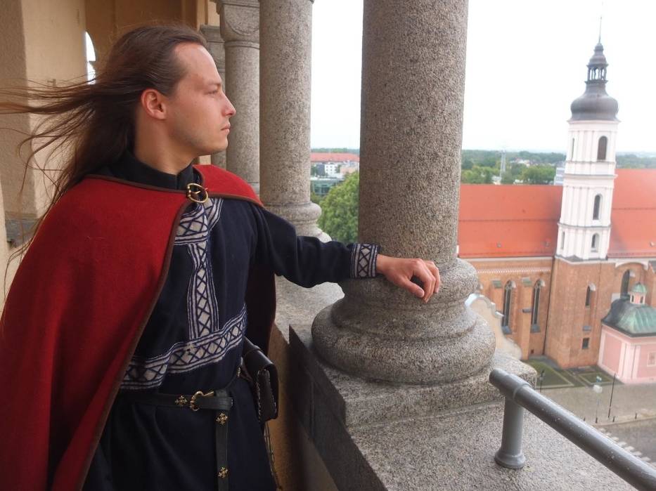 Po wieży oprowadzają przewodnicy ubrani w średniowieczne stroje, od tego sezonu wejście na wieżę ratusza jest płatne