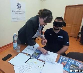 Ostrowieccy policjanci uczyli się, jak postępować w kontakcie z niewidomymi [FOTO]