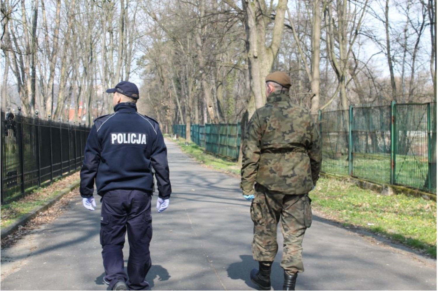 Policjanci wspólnie z żołnierzami sprawdzają, czy mieszkańcy przestrzegają zakazu zgromadzeń i swobodnego przemieszczania się