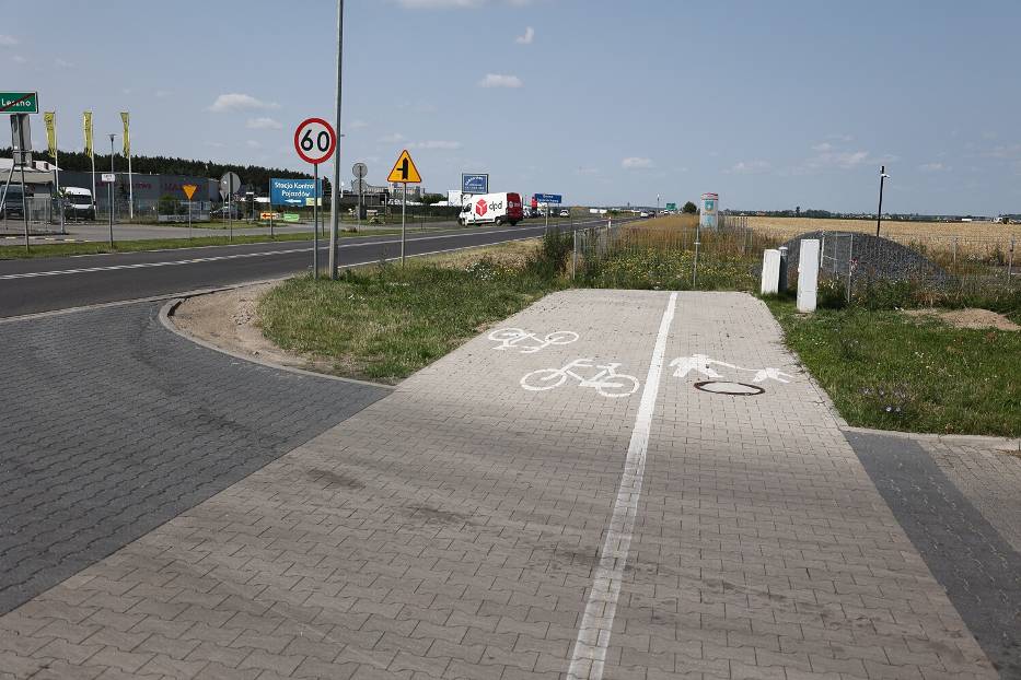 Budowa ważnej ścieżki rowerowej od Leszna zagrożona. Budowa miała ruszyć po wakacjach