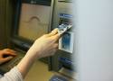 Wypłacanie pieniędzy z bankomatu - takie wypłacanie to błąd. W ten sposób można stracić pieniądze