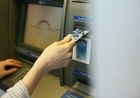 Takie wypłacanie pieniędzy z bankomatu to błąd. Można stracić pieniądze! Sprawdź