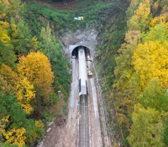 Przebudowa tunelu kolejowego w Trzcińsku na Dolnym Śląsku na finiszu